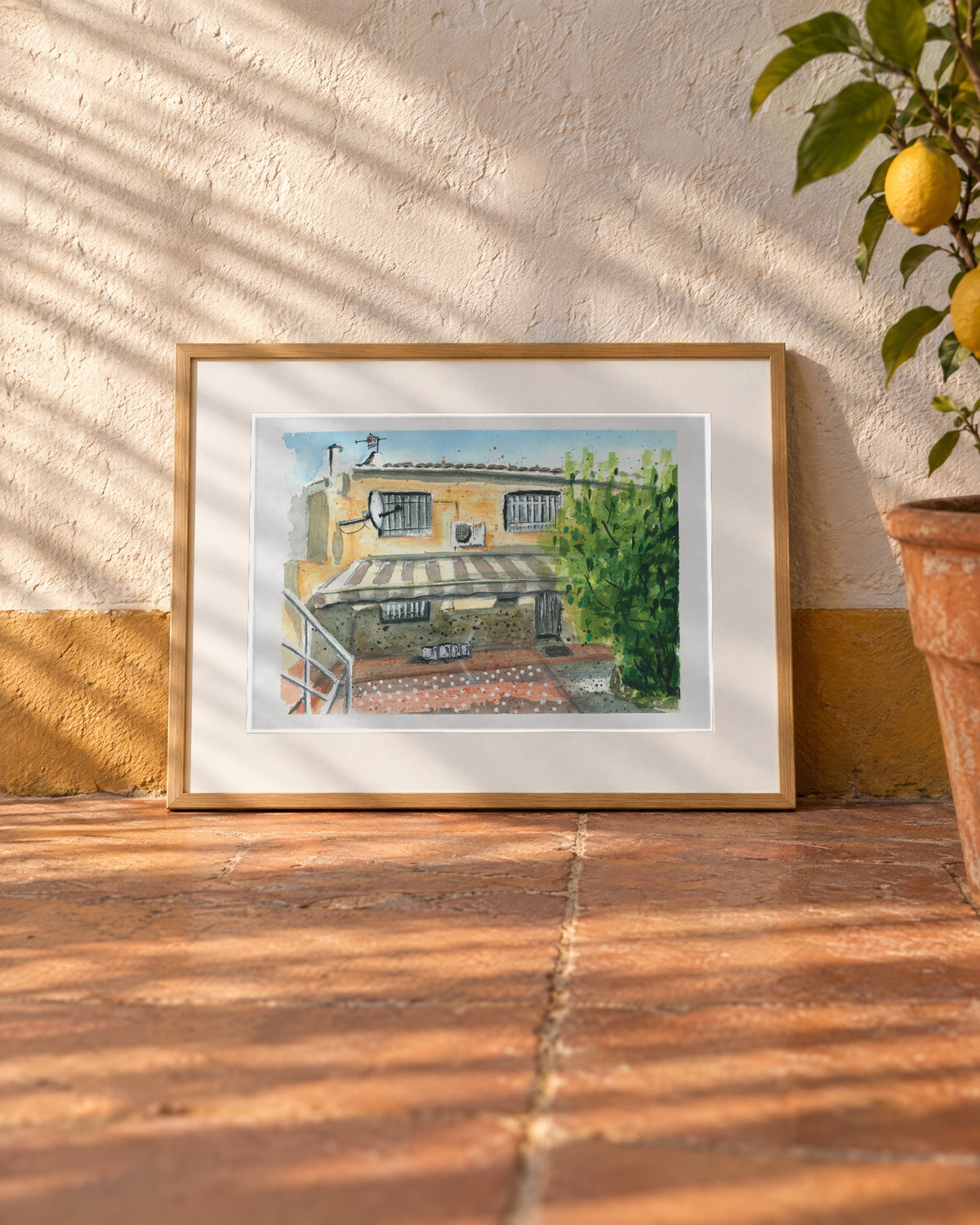 El patio de mi casa, acuarela original enmarcada en roble apoyada en el suelo de barro contra la pared