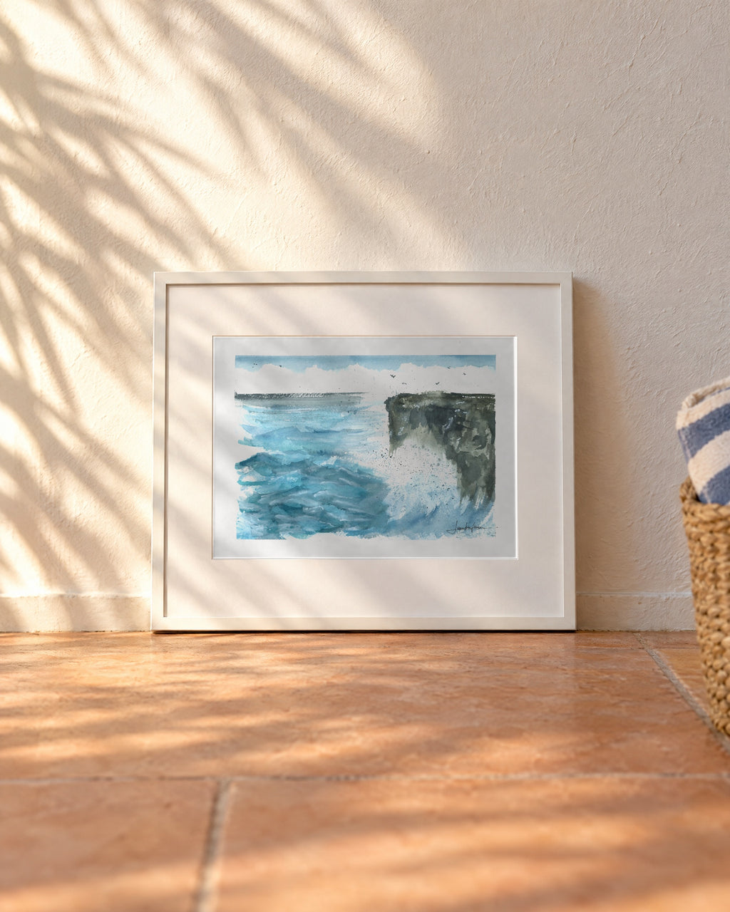 La Costa Brava, mar y acantilado, acuarela original enmarcada en blanco apoyada en el suelo contra la pared