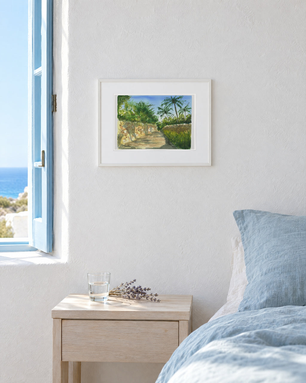 Paseo de palmeras en Alicante, acuarela original enmarcada en un dormitorio con ropa de cama de lino azul