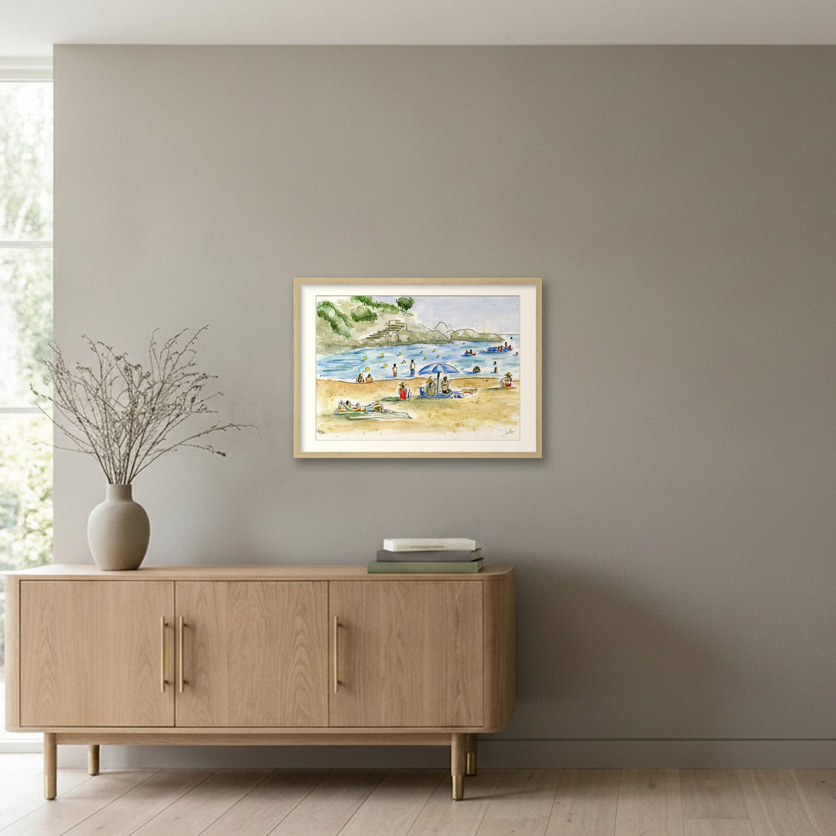 Martes de agosto en Cala Salionç · Lámina 59×42 cm con marco roble